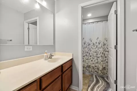 Bath - 436 W Amberside Dr, Elgin, IL 60124 photo 2 of 3