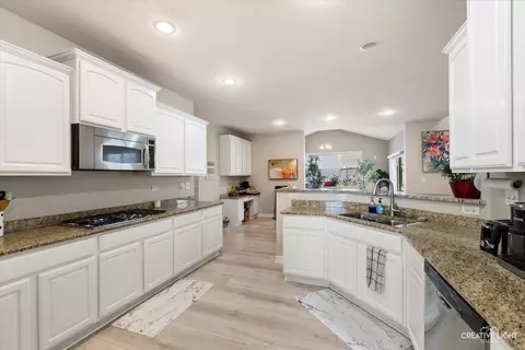 Kitchen - 436 W Amberside Dr, Elgin, IL 60124 photo 2 of 2