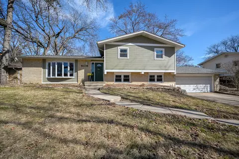 6825 Meadowcrest Dr, Downers Grove, IL 60516