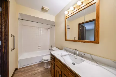 Bath - 920 Zenner Ave, Aurora, IL 60505 photo 1 of 2