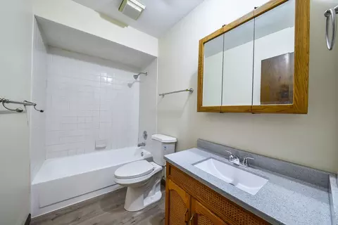 Bath - 920 Zenner Ave, Aurora, IL 60505 photo 2 of 2