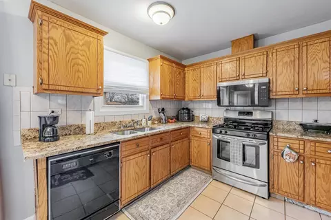 Kitchen - 3618 148th St, Midlothian, IL 60445 photo 2 of 4