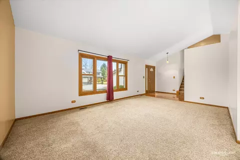 Living - 313 Bayberry Dr, Algonquin, IL 60102 photo 3 of 6