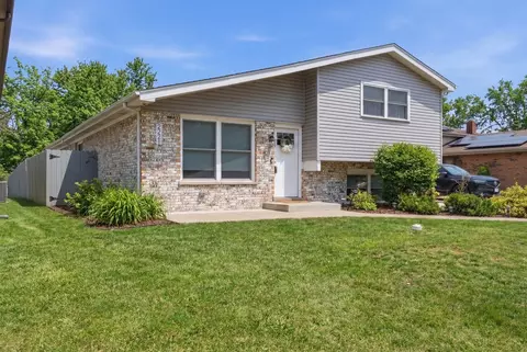2221 Charmingfare Dr, Woodridge, IL 60517