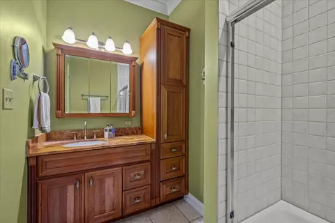 Bath - 697 Bluff Rd, Lake Bluff, IL 60044 photo 6 of 8