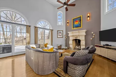 Living - 697 Bluff Rd, Lake Bluff, IL 60044 photo 3 of 5