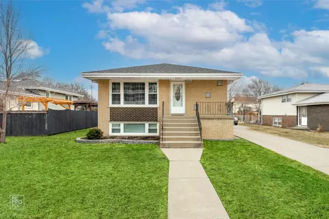 9405 S 69th Ct, Oak Lawn, IL 60453