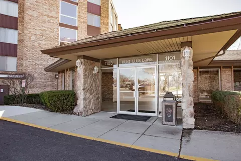 1101 S Hunt Club Dr #403, Mount Prospect, IL 60056