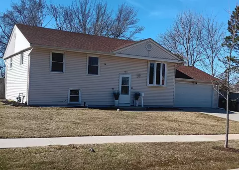 400 Country Ln, Streamwood, IL 60107