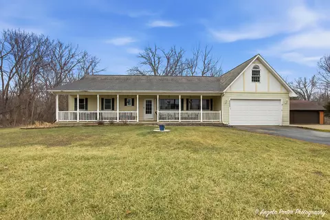 25423 W Highwoods Dr, Antioch, IL 60002