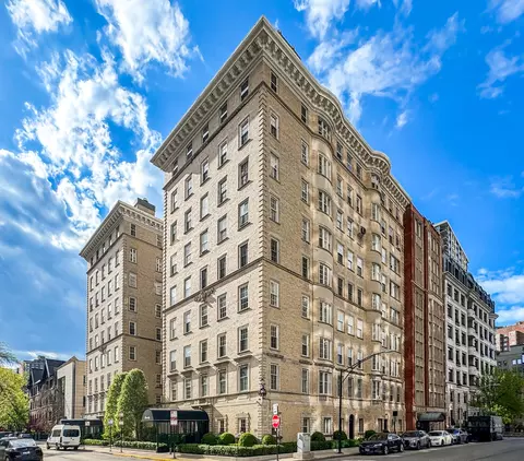70 E Scott St #605, Chicago, IL 60610