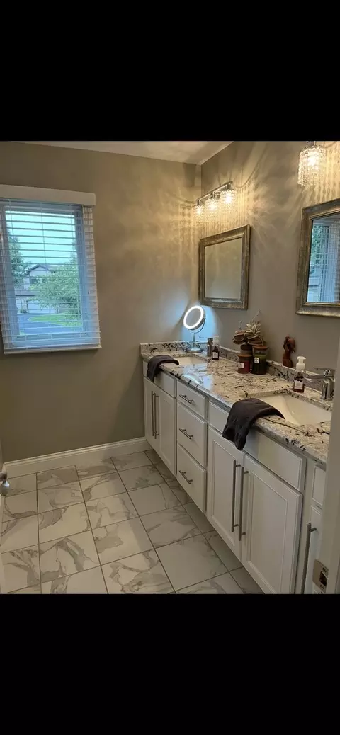 Bath - 1810 Golf View Dr, Bartlett, IL 60103 photo 4 of 5