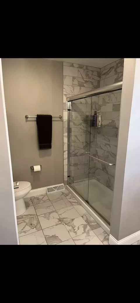 Bath - 1810 Golf View Dr, Bartlett, IL 60103 photo 3 of 5