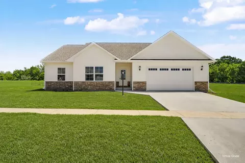 602 N Beacon Hill Cir, Urbana, IL 61802
