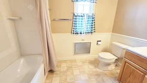 Bath - 630 Short St, Centralia, IL 62801 photo 3 of 4