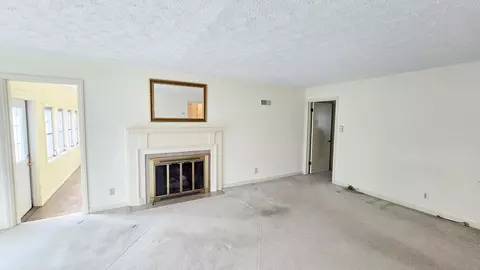 Living - 630 Short St, Centralia, IL 62801 photo 2 of 3