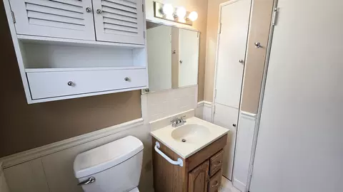 Bath - 630 Short St, Centralia, IL 62801 photo 2 of 4