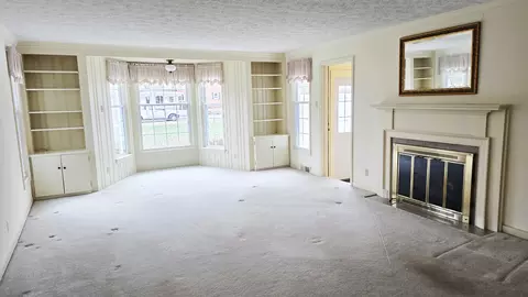 Living - 630 Short St, Centralia, IL 62801 photo 1 of 3