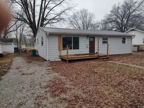 503 W Wilson Ave, Villa Grove, IL 61956