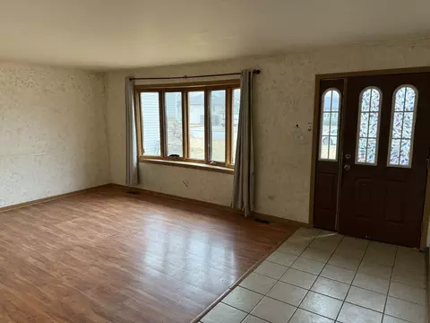 Living - 7013 Manchester Dr, Plainfield, IL 60586 photo 2 of 3