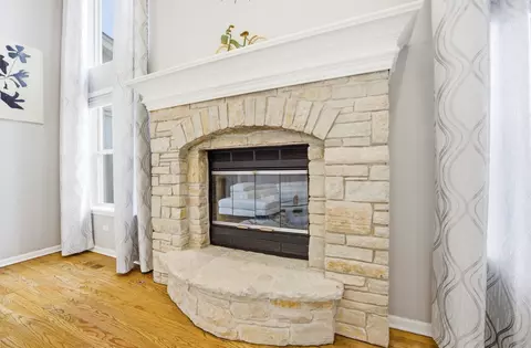 Living - 635 Slate Run, Elgin, IL 60124 photo 2 of 3