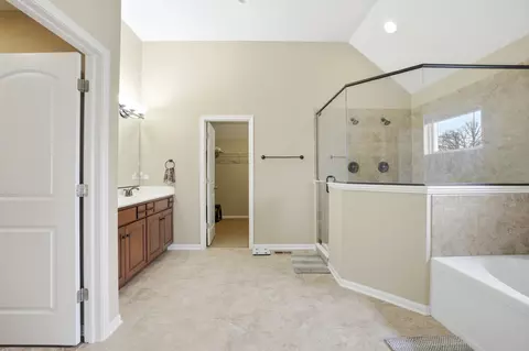 Bath - 635 Slate Run, Elgin, IL 60124 photo 2 of 4