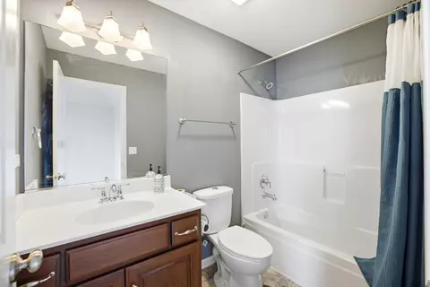 Bath - 635 Slate Run, Elgin, IL 60124 photo 4 of 4