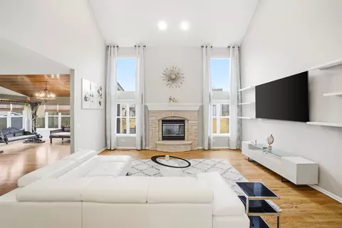 Living - 635 Slate Run, Elgin, IL 60124 photo 1 of 3