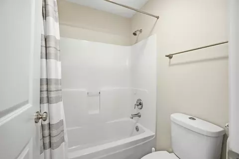 Bath - 635 Slate Run, Elgin, IL 60124 photo 1 of 4