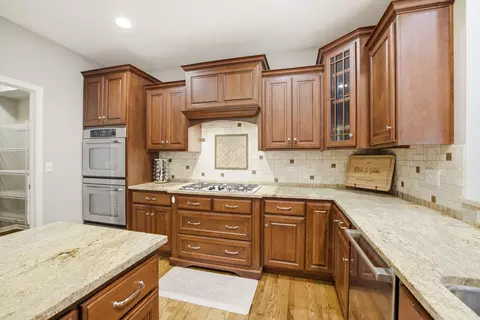 Kitchen - 635 Slate Run, Elgin, IL 60124 photo 3 of 6