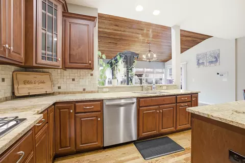 Kitchen - 635 Slate Run, Elgin, IL 60124 photo 5 of 6