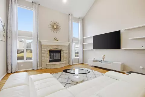 Living - 635 Slate Run, Elgin, IL 60124 photo 3 of 3