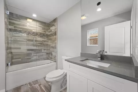 Bath - 15243 7th Ave, Phoenix, IL 60426 photo 10 of 13