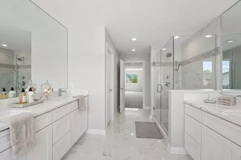 Bath - 15243 7th Ave, Phoenix, IL 60426 photo 5 of 13