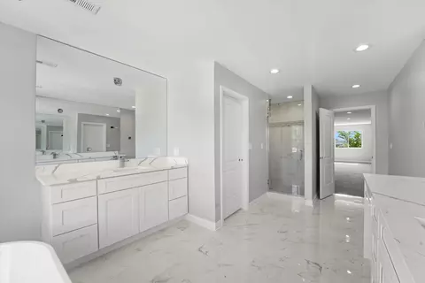 Bath - 15243 7th Ave, Phoenix, IL 60426 photo 4 of 13