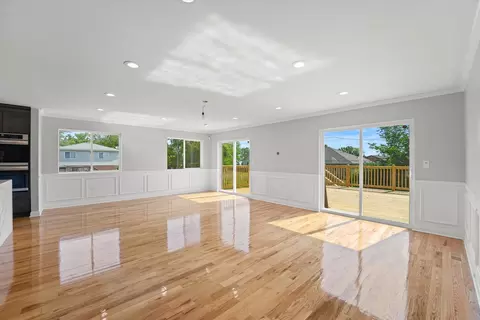 Living - 15243 7th Ave, Phoenix, IL 60426 photo 5 of 10
