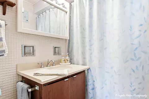 Bath - 814 N River Rd, Mchenry, IL 60051 photo 1 of 3
