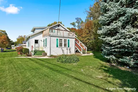 Exterior - 814 N River Rd, Mchenry, IL 60051 photo 2 of 7