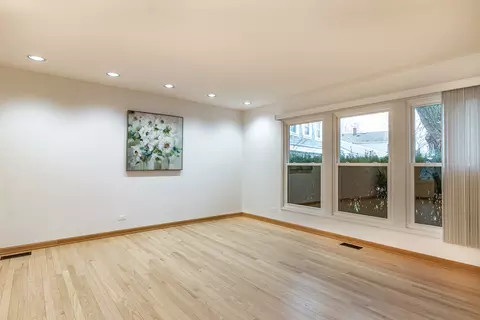 Living - 1265 Devonshire Rd, Buffalo Grove, IL 60089 photo 4 of 6
