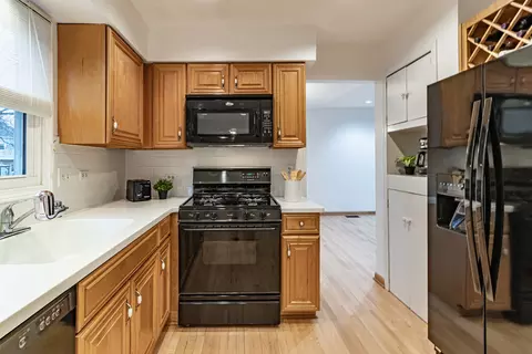 Kitchen - 1265 Devonshire Rd, Buffalo Grove, IL 60089 photo 4 of 5
