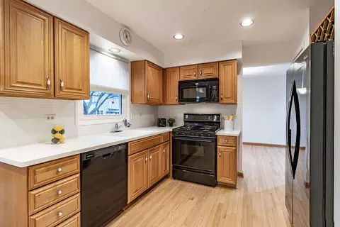 Kitchen - 1265 Devonshire Rd, Buffalo Grove, IL 60089 photo 3 of 5