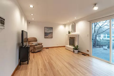 Living - 1265 Devonshire Rd, Buffalo Grove, IL 60089 photo 5 of 6