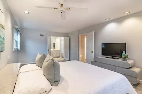 Bedroom - 1265 Devonshire Rd, Buffalo Grove, IL 60089 photo 2 of 6