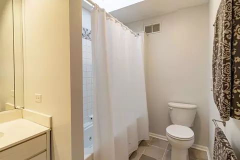 Bath - 1265 Devonshire Rd, Buffalo Grove, IL 60089 photo 3 of 4