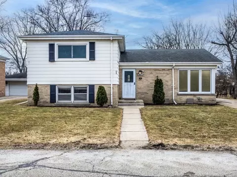 4715 W Lake Ave, Glenview, IL 60025