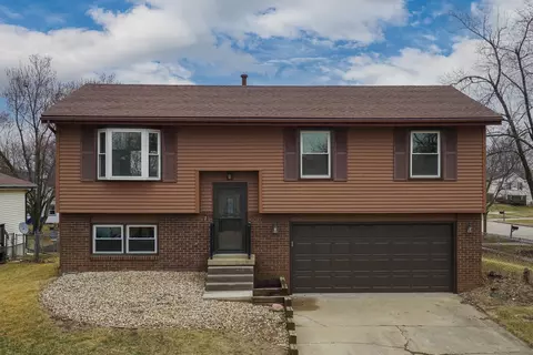 1 Sunshine Ct, Bloomington, IL 61704