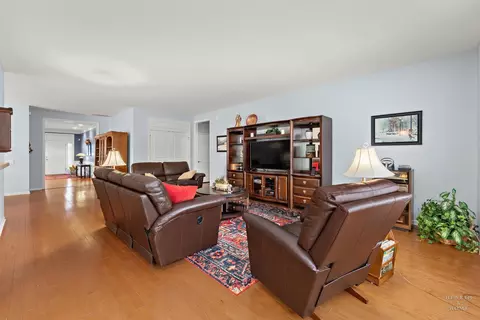 Living - Undisclosed, Elgin, IL 60124 photo 2 of 4
