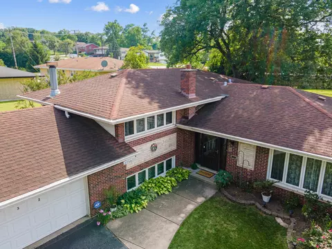 8832 Pleasant Ave, Hickory Hills, IL 60457