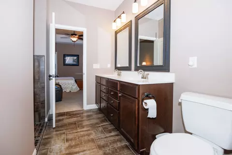 Bath - 2709 Piney Run, Bloomington, IL 61705 photo 2 of 5