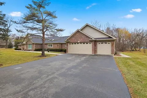 53 Darlington Dr, Hawthorn Woods, IL 60047